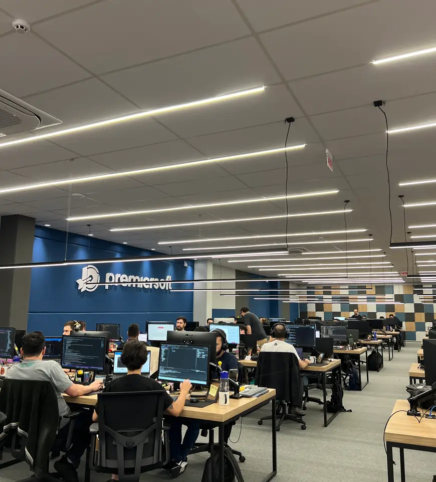 Equipe Premiersoft trabalhando no escritório